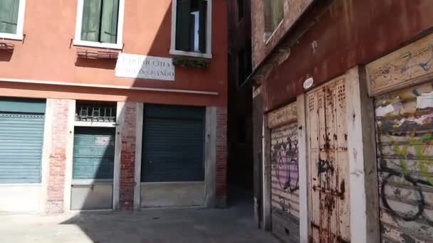Walking through a narrow street, Venice Italy — Stock Video