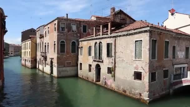 Vista panorámica del canal, puente y edificios típicos, Venecia Italia — Vídeo de stock