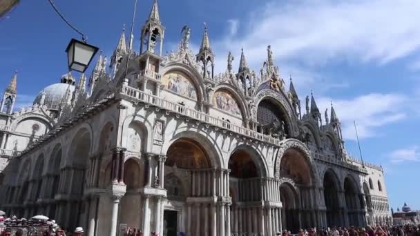 Венеция, Италия 15.05.2020 Walking towards the Cathedral of San Marcos, Venice, Italy at covid times — стоковое видео