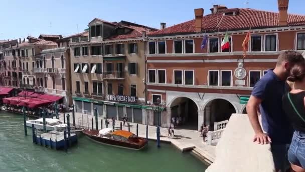 이탈리아 베네치아. 15.05.2020. 성장기의 폰테 리알토 대운하의 파노라마같은 전경, 이탈리아 베네치아 — 비디오