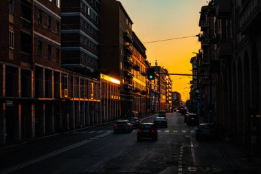 İtalya, Bologna 'da alacakaranlıktaki cadde manzarası. Yüksek kalite fotoğraf