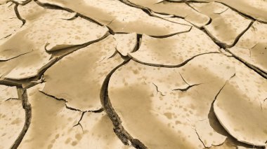 Yağmur yağmadığı için çatlamış ve kuru kil toprağı, Rio Po, İtalya. Yüksek kalite fotoğraf