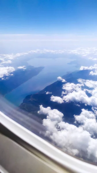 Vista Las Nubes Lago Garda Través Ventana Del Avión Foto —  Fotos de Stock