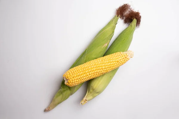 Čerstvé Kukuřičné Paličky Plochém Bílém Pozadí Kvalitní Fotografie — Stock fotografie