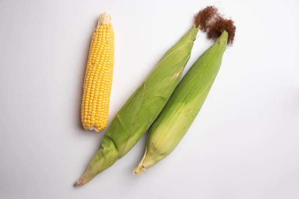 Čerstvé Kukuřičné Paličky Plochém Bílém Pozadí Kvalitní Fotografie — Stock fotografie