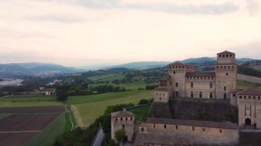 Torrechiara Kalesi 'nin hava aracı görüntüsü, Parma, İtalya