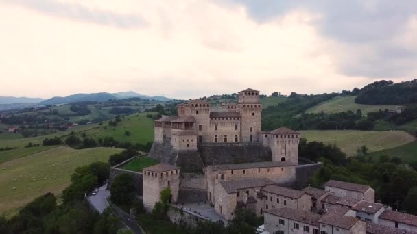 Torrechiara Kalesi Nin Hava Aracı Görüntüsü Parma Talya — Stok video
