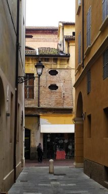 İtalya, Reggio Emilia 'nın tarihi merkezinde ortaçağ sokağı. Yüksek kalite fotoğraf