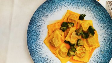 Lezzetli İtalyan taze tortelli, tortellini gurme yemek fotoğrafçısı.