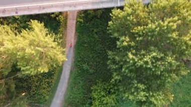 Viadana köprüsü ve Bikeway üzerinde Dji İHA uçuşu. 4K video.