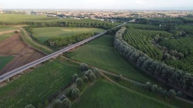 Viadana Köprüsü Mantova, İtalya 'nın hava aracı görüntüsü
