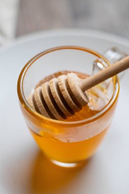 Günü sağlıklı bir kahvaltıda bal müsli ve elma yiyerek geçir. Yüksek kalite fotoğraf