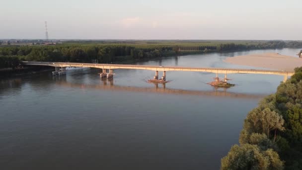 意大利波河与维亚达纳大桥的无人驾驶飞机图像 — 图库视频影像