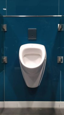 Erkekler tuvaleti için beyaz pisuvar, mavi fayanslar üzerinde, Münih havaalanı, Almanya. Yüksek kalite fotoğraf