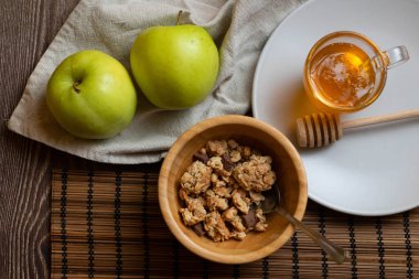 Günü bal müsli ve elmadan oluşan sağlıklı bir kahvaltıyla geçir.