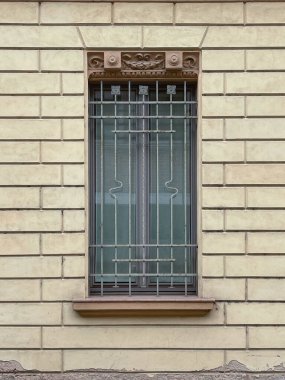 Geleneksel İtalyan inşaatı penceresi ve ahşap kapılar. Yüksek kalite fotoğraf