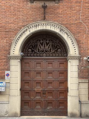 Ortaçağ kapısı. Ortaçağ İtalyan binaları. Kapıları ahşap kapaklı. Yüksek kalite fotoğraf