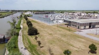 Marina di Porto Reno Rıhtımı, Casalborsetti, Ravenna, İtalya. İnsansız hava aracı görüntüsü. Yüksek kalite 4k görüntü