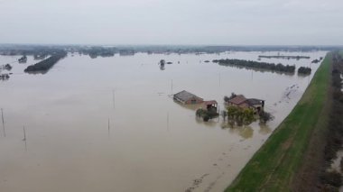 Yağmur ve Cadelbosco di Sotto barajının, hendeğin, İtalya 'nın çöküşü nedeniyle sel baskını. Yüksek kalite 4k görüntü