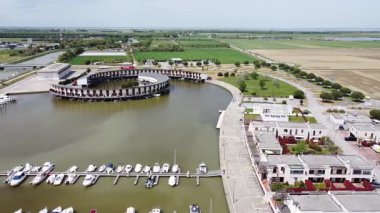 Marina di Porto Reno Rıhtımı, Casalborsetti, Ravenna, İtalya. İnsansız hava aracı görüntüsü. Yüksek kalite 4k görüntü