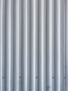 Duvar ya da çatı kaplaması için beyaz kıvrımlı metal levha dokusu. Yüksek kalite fotoğraf