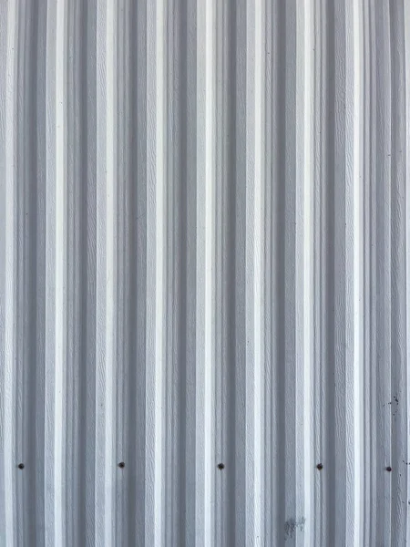 Duvar ya da çatı kaplaması için beyaz kıvrımlı metal levha dokusu. Yüksek kalite fotoğraf