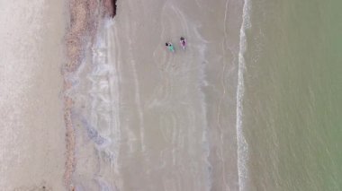 İtalya 'nın Adriyatik Denizi kıyısındaki bir sahilin havadan görünüşü. Yüksek kalite 4k görüntü