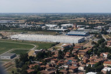 Amazon ve Fedex deposu, Bolonya, İtalya 'dan görüntü. Yüksek kalite fotoğraf