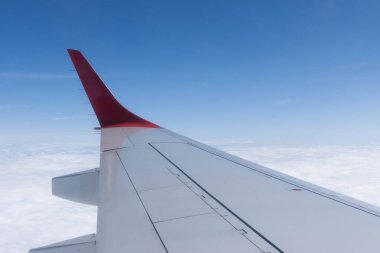 İtalya 'nın uçak kanadı ve bulutlarından görüntü. Yüksek kalite fotoğraf