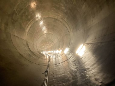 Teksas, ABD 'deki devasa bir yağmur giderinin dahili görüntüsü.