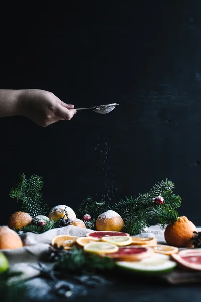 Citrusové šťávy a plátky pomeranče, grapefruity, citron v novém roce strom dekorace rámečku s sníh na pozadí — Stock fotografie