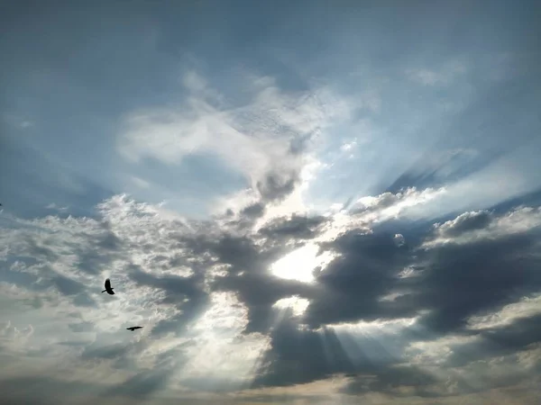 Схід Сонця Білими Хмарами — стокове фото