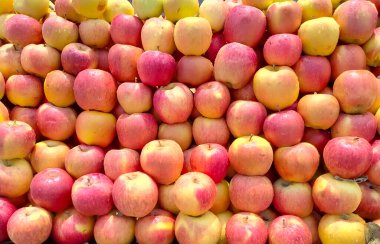 Meyve pazarından kırmızı elmalar, arka plan ve doku