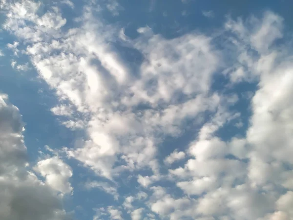 Céu Manhã Com Nuvens Raio Sol Contexto Textura — Fotografia de Stock