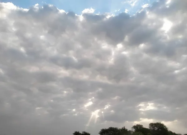 Céu Manhã Com Nuvens Raio Sol Contexto Textura — Fotografia de Stock