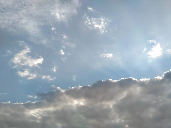 Ranní Obloha Mraky Slunečním Paprskem Pozadí Nebo Textura — Stock fotografie