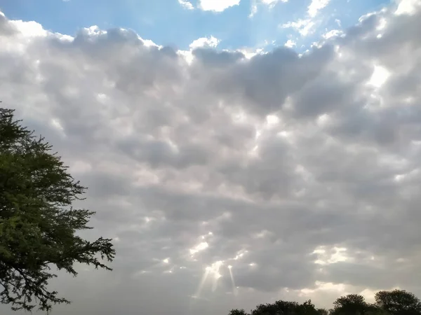 Morgenhimmel Mit Wolken Und Sonnenstrahlen Hintergrund Oder Textur — Stockfoto