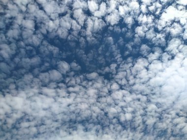 Sabahları dramatik bulut deseni