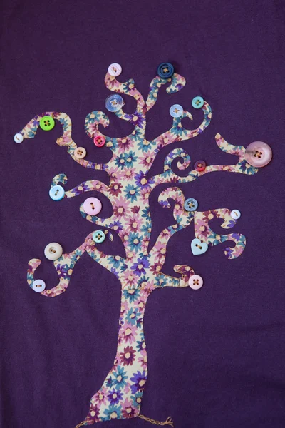 Mor kumaş üzerine renkli ağaç