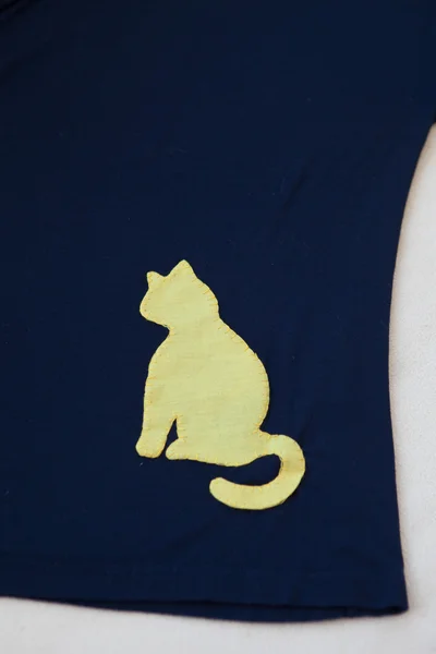 Sarı kedi ile mavi tshirt