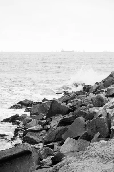 Dalgalar üzerinde kayalık sahil kırma