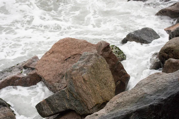 Sıçramasına ve köpük oluşturma dalgalar