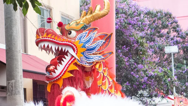 ストリートフェスティバル上の中国のドラゴン — ストック写真