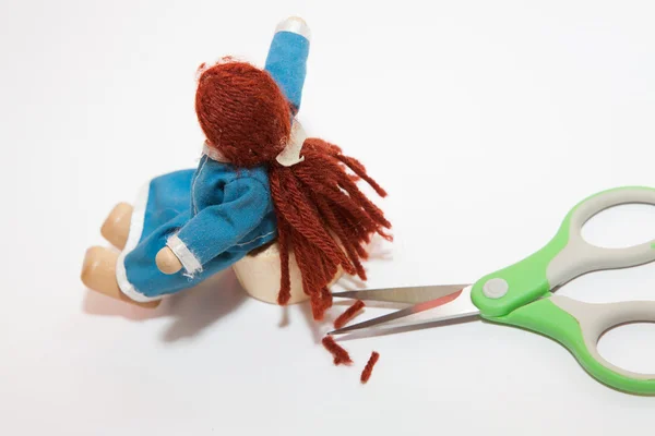 Closeup sahnesinde kestirmen sonra bir oyuncak bebek