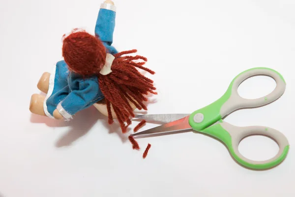 Closeup sahnesinde kestirmen sonra bir oyuncak bebek