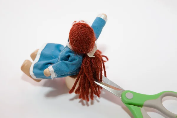 Closeup sahnesinde kestirmen önce bir oyuncak bebek