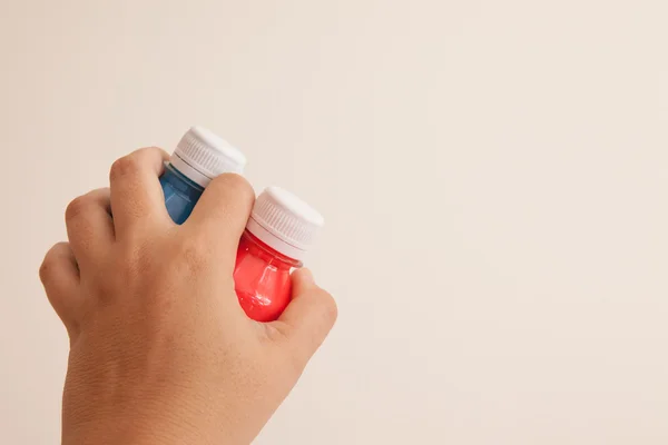 Mürekkep kapsayıcılar tutan el