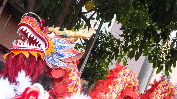 Dragon chinois sur la rue festival se déplaçant à gauche Photo De Stock