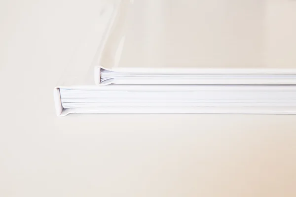 Hizalanmış beyaz fotoğraf kitap detayları