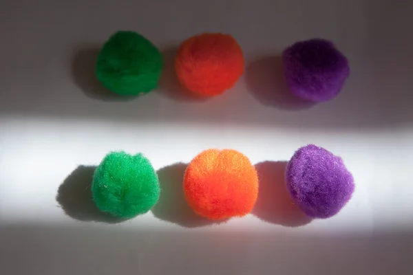 başka bir yumuşak topları koyu ve açık renkli